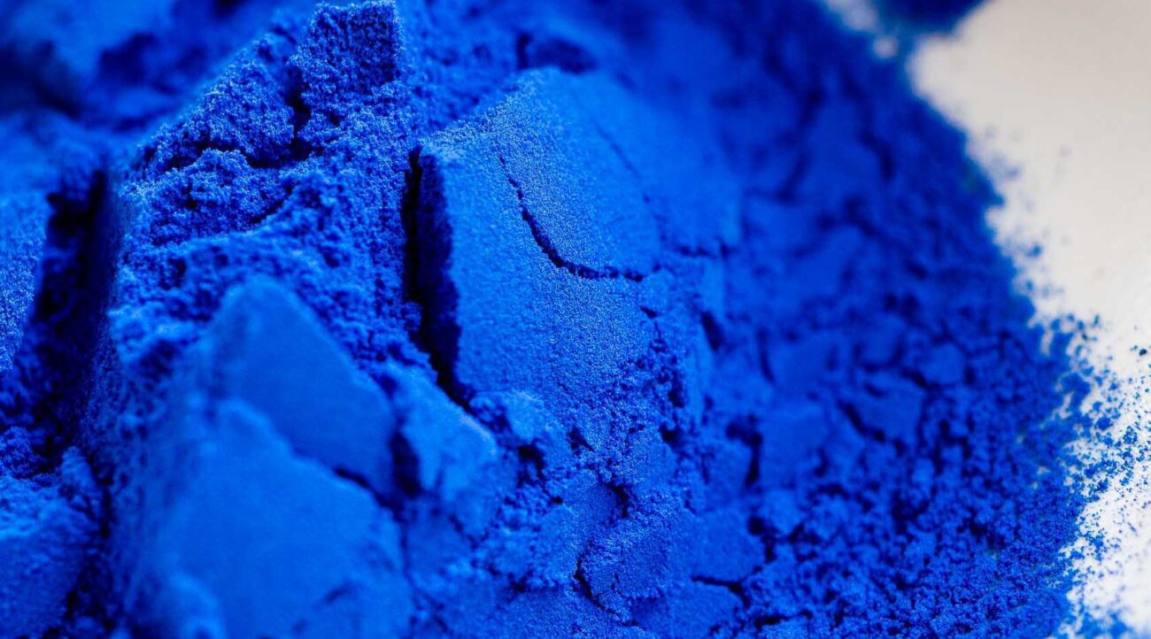 Zilā spirulīna kā dabīga, zila pārtikas krāsviela